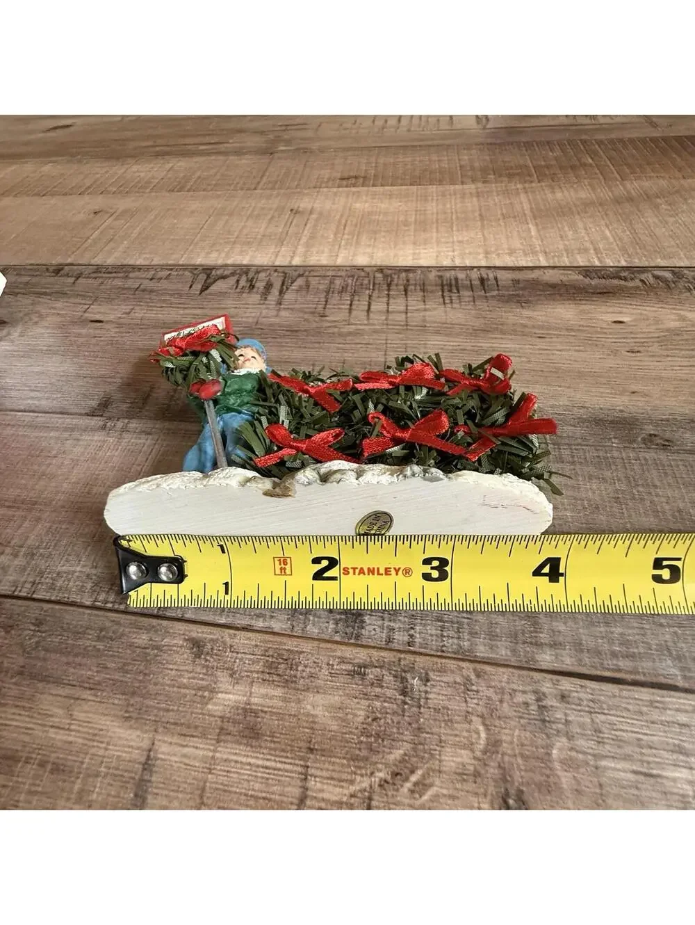 Santa's‎ Workbench BOY SELLING WREATH 2001
